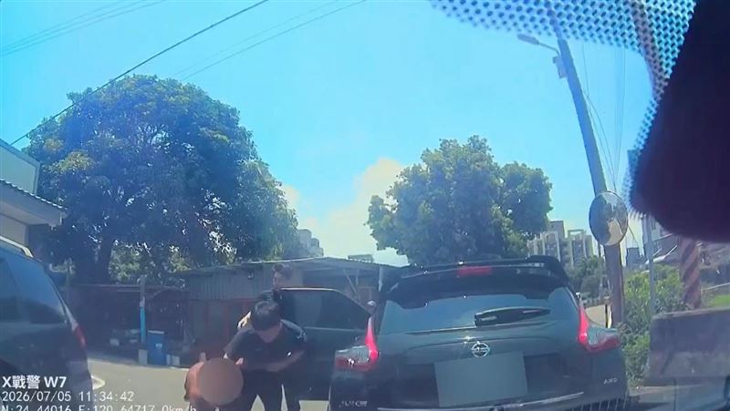通緝犯張男竊車遭警方圍捕,員警以柔道大外割壓制。(圖/翻攝畫面)
