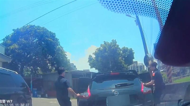 通緝犯張男竊車遭警方圍捕,員警以柔道大外割壓制。(圖/翻攝畫面)