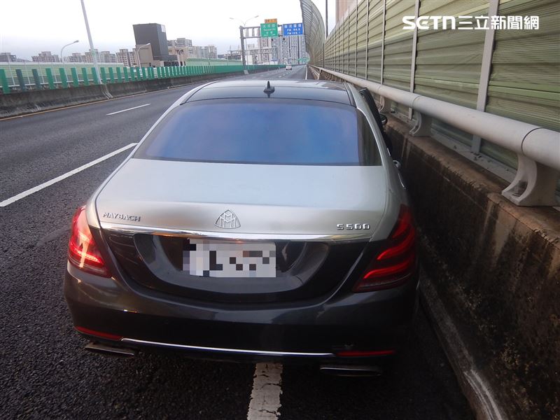 台74東向23K太原匝道前發生千萬級車禍,邁巴赫遭碰撞車頭全毀。(圖/翻攝畫面)