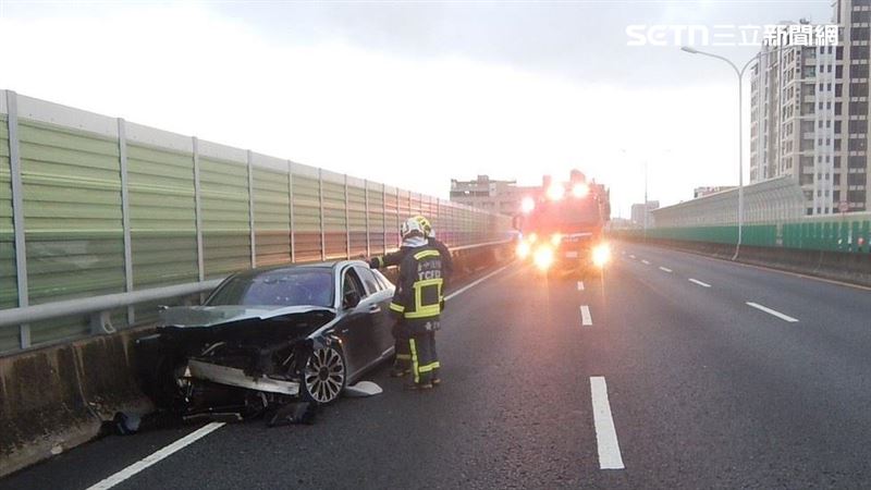 [新聞] 台74千萬級車禍！TOYOTA切車道撞毀1200萬 - 八卦 - PTT.BEST 批踢踢爆文