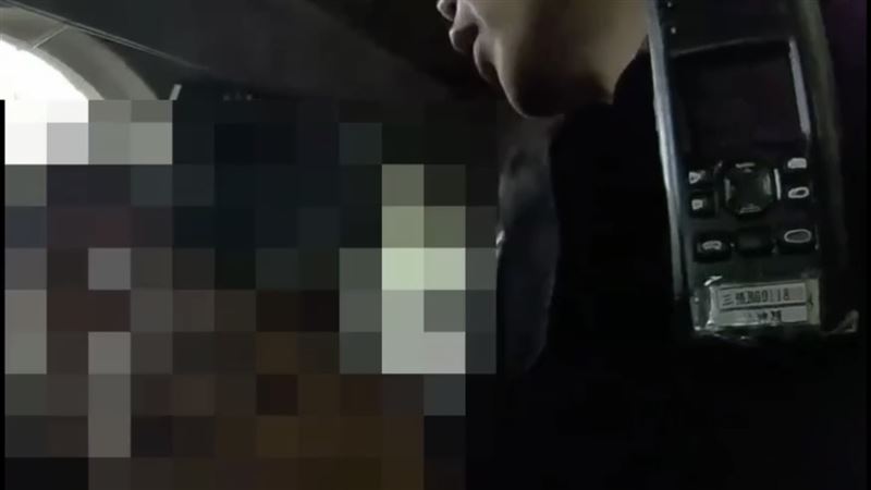 國籍航空「小小空服營」活動現場因號碼牌問題爆發糾紛。(圖/翻攝畫面)