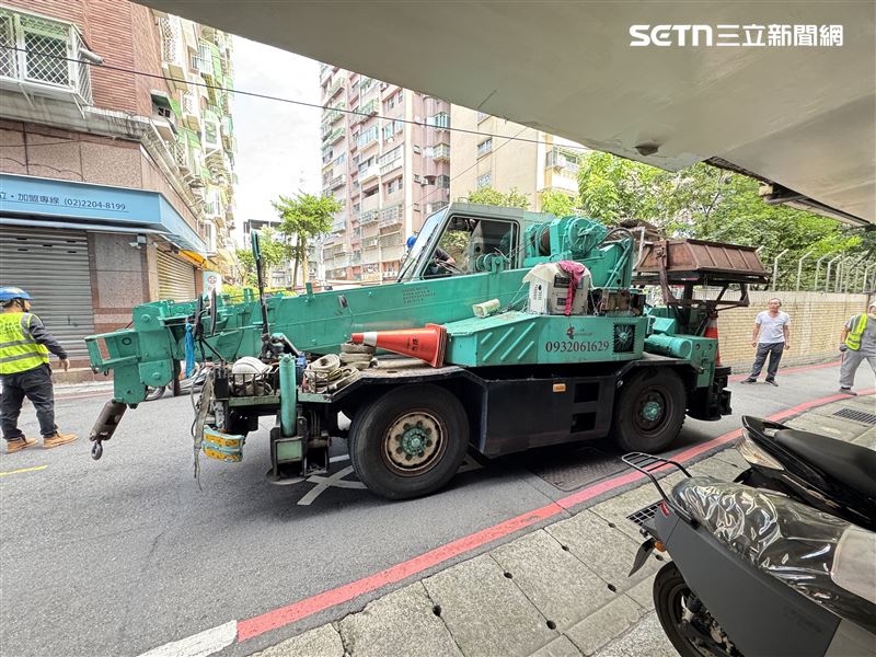 新莊垃圾山清運出動吊車。(圖/記者鍾釗榛攝影)