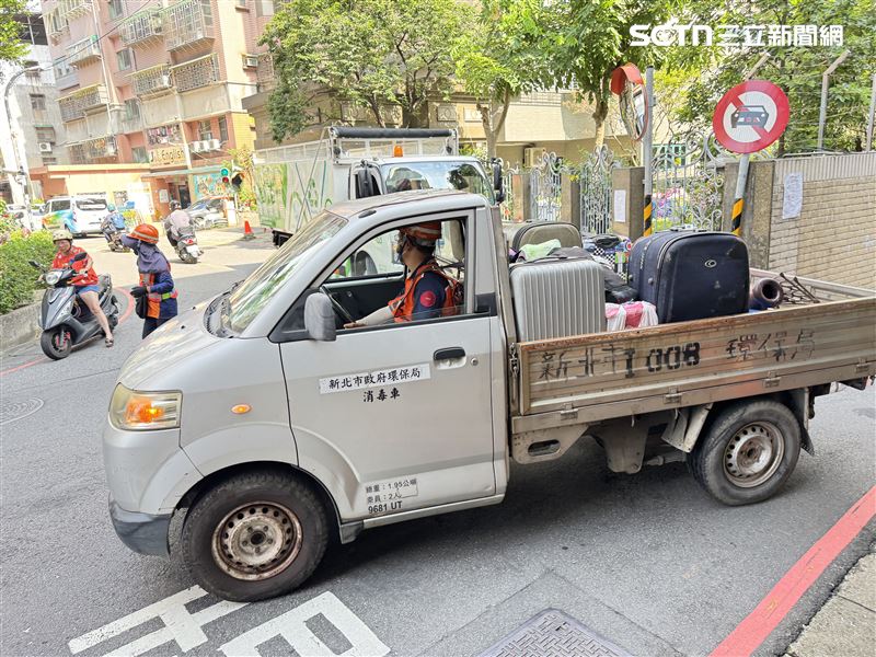首批清出的物品就包括大型行李箱、鐵製家具及各式生活用品。(圖/記者鍾釗榛攝影)
