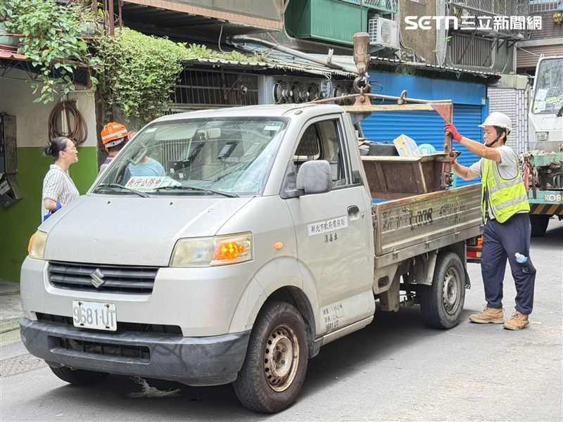 由於巷弄狹小,靠小型貨車分批清運。(圖/記者鍾釗榛攝影)