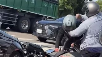 騎士不爽被逼車路上開打　結局大翻轉