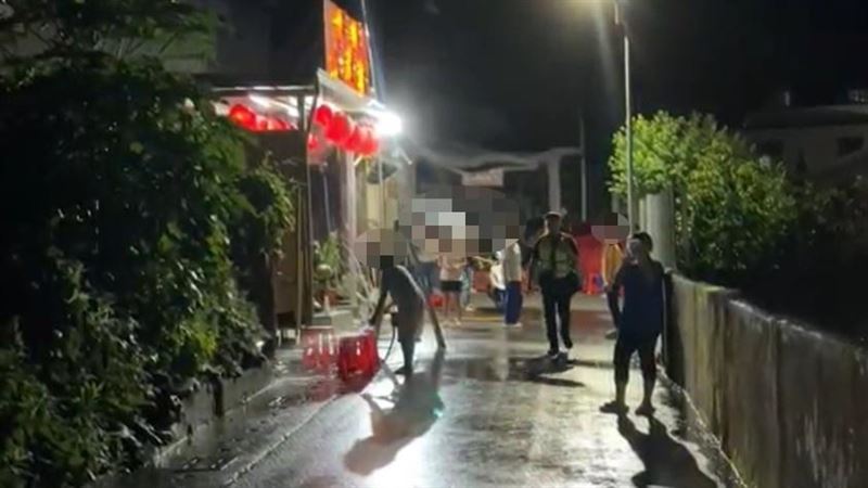 台東玄濟宮近期爭議不斷,傳出第3度遭不明人士「潑灑10桶穢物」,信徒連續2小時清理。(圖/翻攝畫面)
