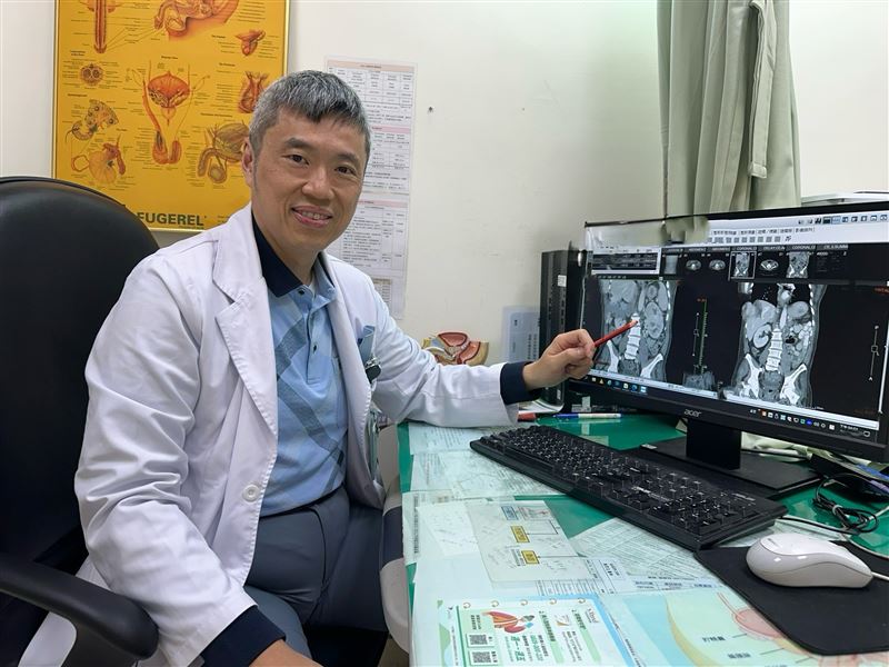 衛生福利部豐原醫院泌尿科主任林德祺指出,患者出現血尿與左側腰部悶痛,經檢查發現是第四期腎細胞癌。(圖/豐原醫院提供)