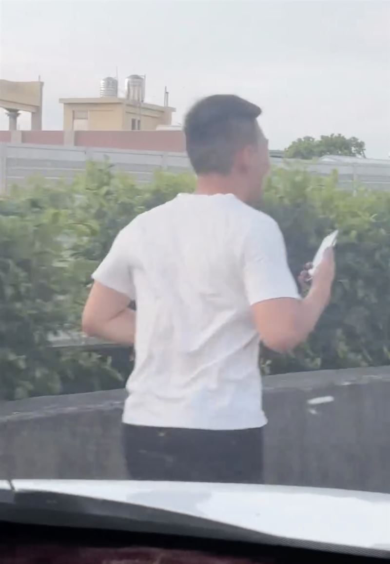 男子在內側路肩處悠閒慢跑,相當危險。(圖/翻攝自Threads @wangyunchen31)