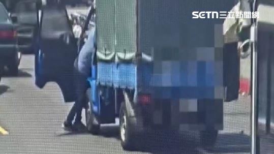 小貨車追撞還倒退撞民宅 駕駛竟是毒駕
