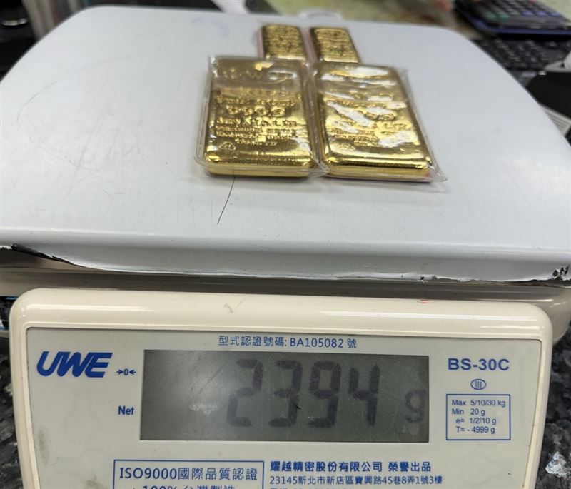 李婦差點被騙的黃金條塊。(圖/翻攝畫面)