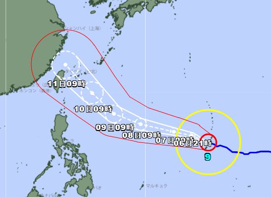 日本氣象廳公布最新路徑預報指出,目前巴威持續向西移動,並於9日起逐漸北轉,10日將抵達沖繩南方海域、逼近台灣東方近海,全台皆位於暴風警戒範圍內,隨著颱風持續北轉,11日前後北台灣受外圍環流影響的機率也將提高。(圖/翻攝自日本氣象廳)