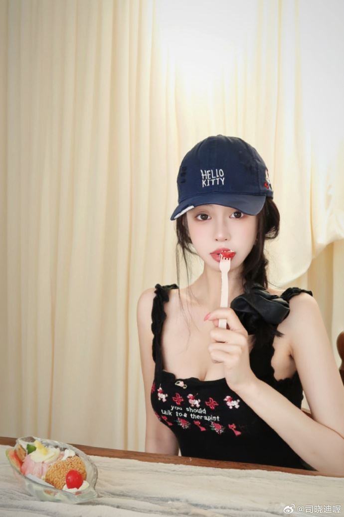 中國網美司曉迪再度大動作爆料。(圖/翻攝自司曉迪微博)