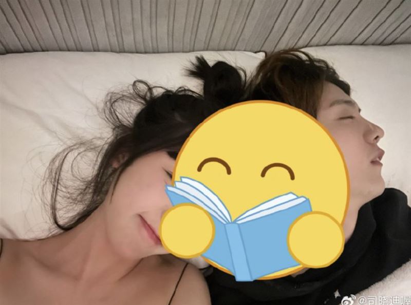 司曉迪身旁躺的男子疑似就是鹿晗。(圖/翻攝自司曉迪微博)