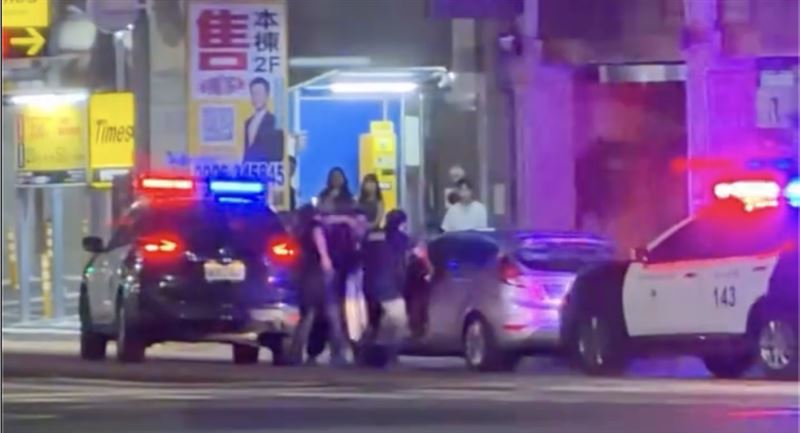 警方成功將其攔下,並將駕駛拖下車壓制在地。(圖/翻攝自Threads @minhao___、@xuan211_)