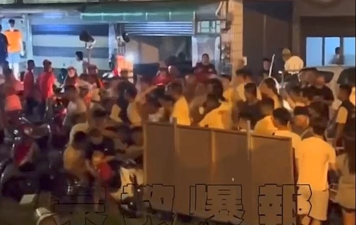 彰化伸港鄉發生廟會遶境大亂鬥,現場兩派人馬大打出手,場面火爆。(圖/畫面翻攝宗教爆報臉書)