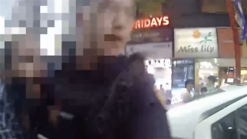 印度男子於上警車前,頻頻用英文詢問員警:「Why?」(圖/翻攝畫面)