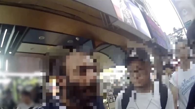 印度男子因酒醉緣故,於西寧南路干擾街頭女藝人遭帶回。(圖/翻攝畫面)