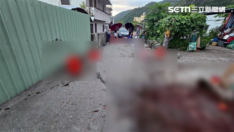遭潑穢物的現場一片凌亂。(圖/翻攝畫面)
