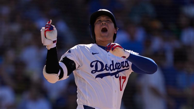 大谷翔平揮空球棒脫手而出 自己也笑出來