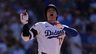 大谷翔平揮空球棒脫手而出　自己也笑出來