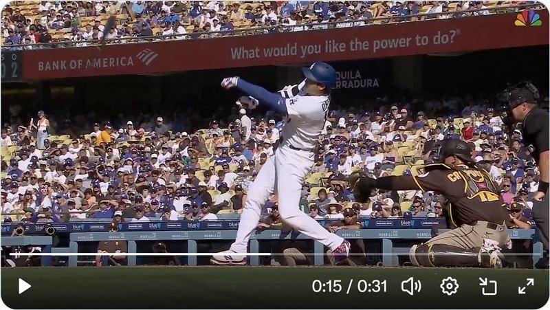 大谷翔平揮空球棒脫手而出。(圖/翻攝自【MLB速報】放送地区【大谷速報】)