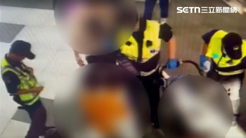 落軌嬰兒被救起,送醫救治。(圖/翻攝畫面)