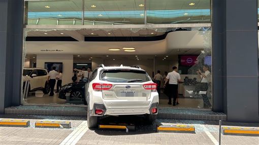 新／東洋大戰？速霸陸撞爛日產展間