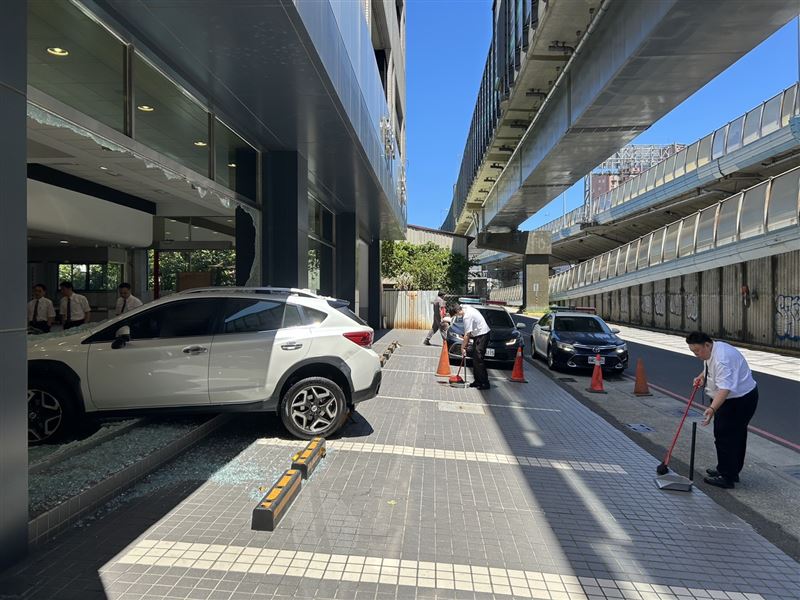 工作人員在現場收拾殘局,警方趕抵後確認蔡姓婦人沒有酒駕。(圖/翻攝畫面)