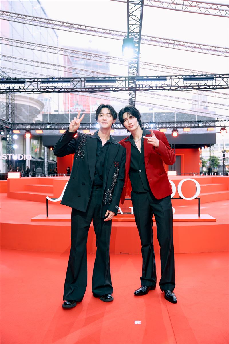 施柏宇與泰國人氣男演員Win Metawin(右)開心合影 。 (圖/ 施柏宇工作室提供 )
