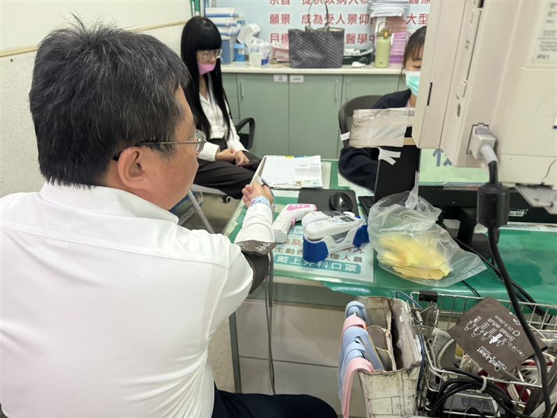 受邀擔任「NEXT CITY|春雨創生行動營-前進新台中」營隊講師的資深媒體人矢板明夫今(6) 日於演講結束離開飯店時,遭到不明人士蓄意尾隨並出手攻擊臉部,嫌犯隨後逃逸。(圖/施志昌議員辦公室提供)