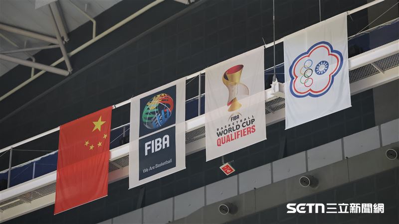 世界盃資格賽亞洲區第3階段,台灣隊客場對戰中國隊,賽前演奏國旗歌。(圖/特派記者劉彥池攝影)