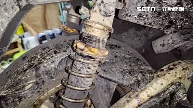 整個機車都遭噴灑柏油且無法自己處理