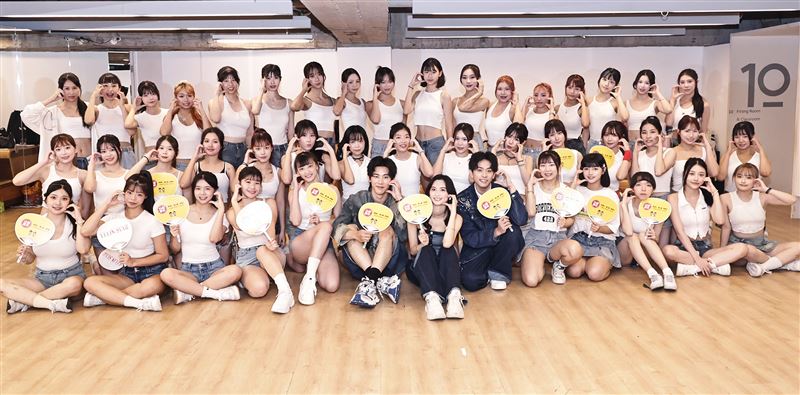 （前排中左起）韓晨、袁子筑、徐瑋澤為「台灣運彩紅運少女啦啦隊」參賽者加油打氣。（圖／伊林娛樂提供）