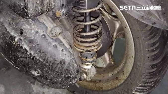 愛車車身遭噴黑色柏油