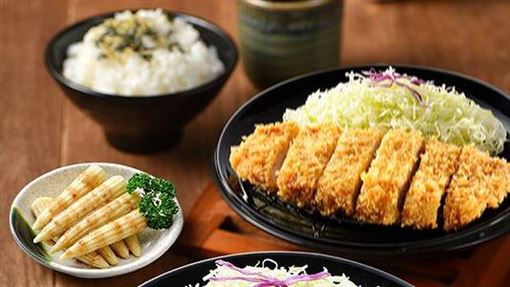 開運豬排定食與鮮嫩炸雞柳定食，原價230元，特價199元。（圖／品牌業者提供）