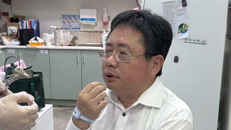 資深日本媒體人矢板明夫在台中永豐棧酒店演講,遭陌生男子尾隨攻擊臉部。(圖/施志昌議員辦公室提供)