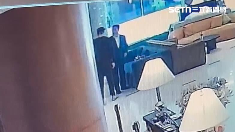 資深日本媒體人矢板明夫在台中永豐棧酒店演講,遭陌生男子尾隨攻擊臉部。(圖/翻攝畫面)