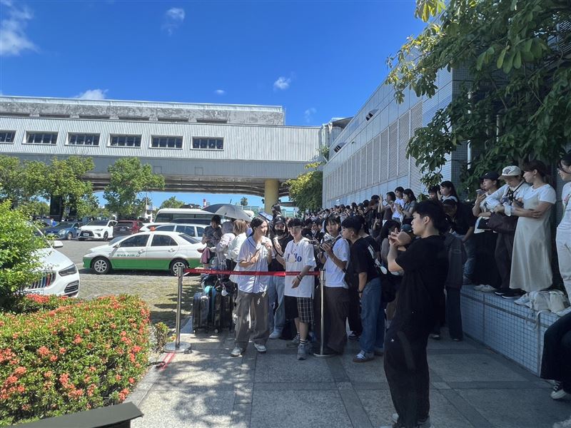 現場早早就聚集大批粉絲等待偶像到來。(圖/讀者提供)
