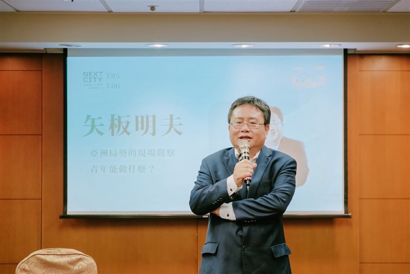矢板明夫今(6)天在台中市遭不明人士揮拳攻擊臉部。(圖/春雨文教基金會提供)