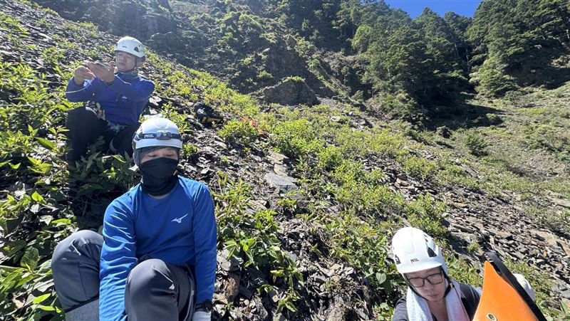 宜蘭與台中交界的南湖大山,47歲王姓男子不慎失足跌落深谷身亡,遺體由直升機運下山。(圖/翻攝畫面)