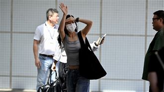 MAMAMOO完整體訪台　粉絲送機擠成人海