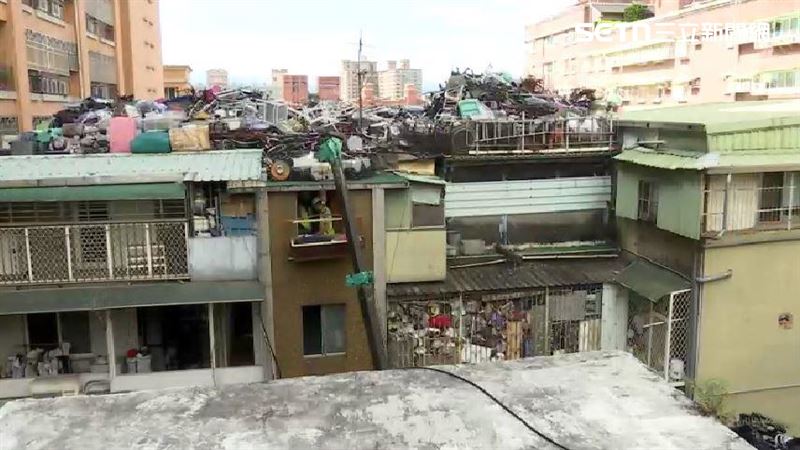 新莊垃圾屋開清 阿伯:以後不敢再堆了