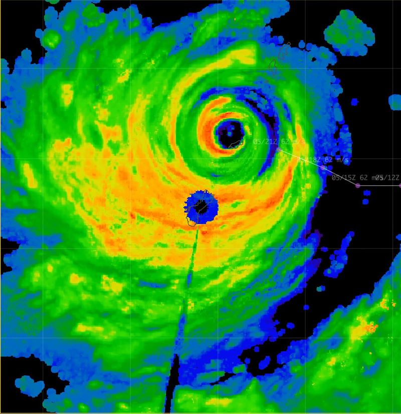 巴威颱風侵襲關島,氣象雷達宣告陣亡。(圖/翻攝自停班停課最新通知|防災即時通)