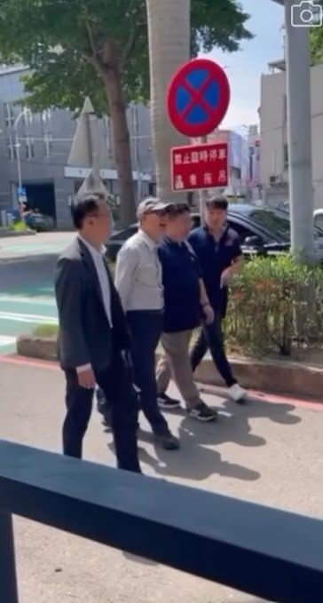 教育部長鄭英耀的座車也違停。(圖/翻攝自黃揚明臉書)