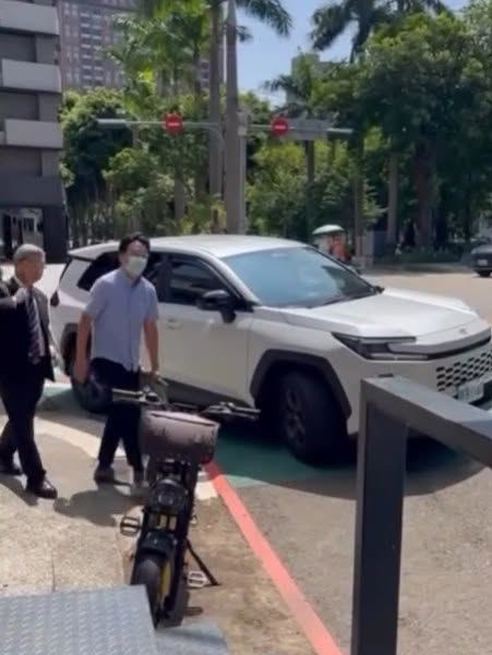 龔明鑫下車時,被民眾拍下座車違停的影像。(圖/翻攝自黃揚明臉書)