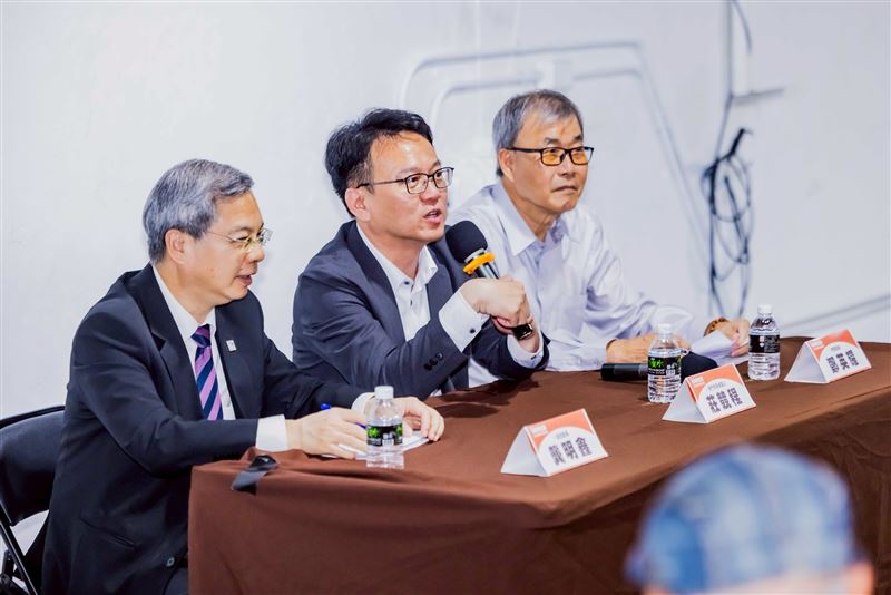 經濟部長龔明鑫(左)、教育部長鄭英耀(右),4日南下新竹市參加市長候選人莊競程舉辦的講座。(圖/民進黨新竹市黨部提供)