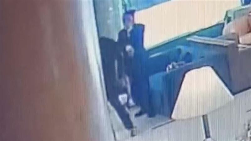 矢板明夫準備離開飯店時,遭到不明人士蓄意尾隨攻擊。(圖/翻攝畫面)