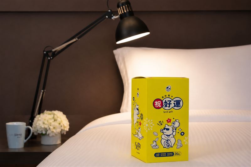 捷絲旅「夏夜捷伴」住房專案,每房加贈美味獵人「Good Luck」禮盒,集結四大祝福,每款口味皆附有專屬幸運籤卡與互動抽籤設計。(圖/飯店旅宿業者提供)