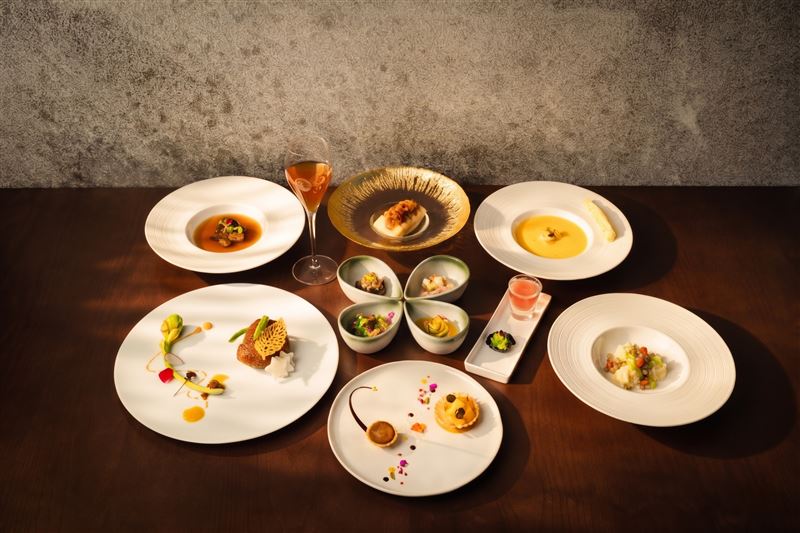 「草山饌」10道綠星料理,包含用桶柑花穗蒸餾調味的櫛瓜花冷前菜、以及用草山桶柑乾搭配頂級猴頭菇的主菜,挑戰最精緻的在地蔬食體驗。(圖/飯店旅宿業者提供)
