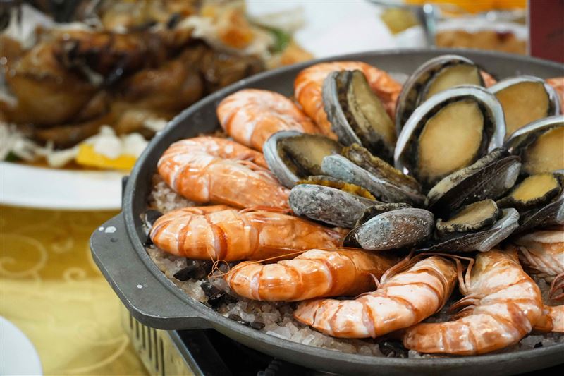 台北福華館內經典台菜「蓬萊邨」,傳承道地台灣宴席風味,可依賓客喜好與宴會需求規劃菜色,展現五星台菜款待精神。(圖/飯店旅宿業者提供)